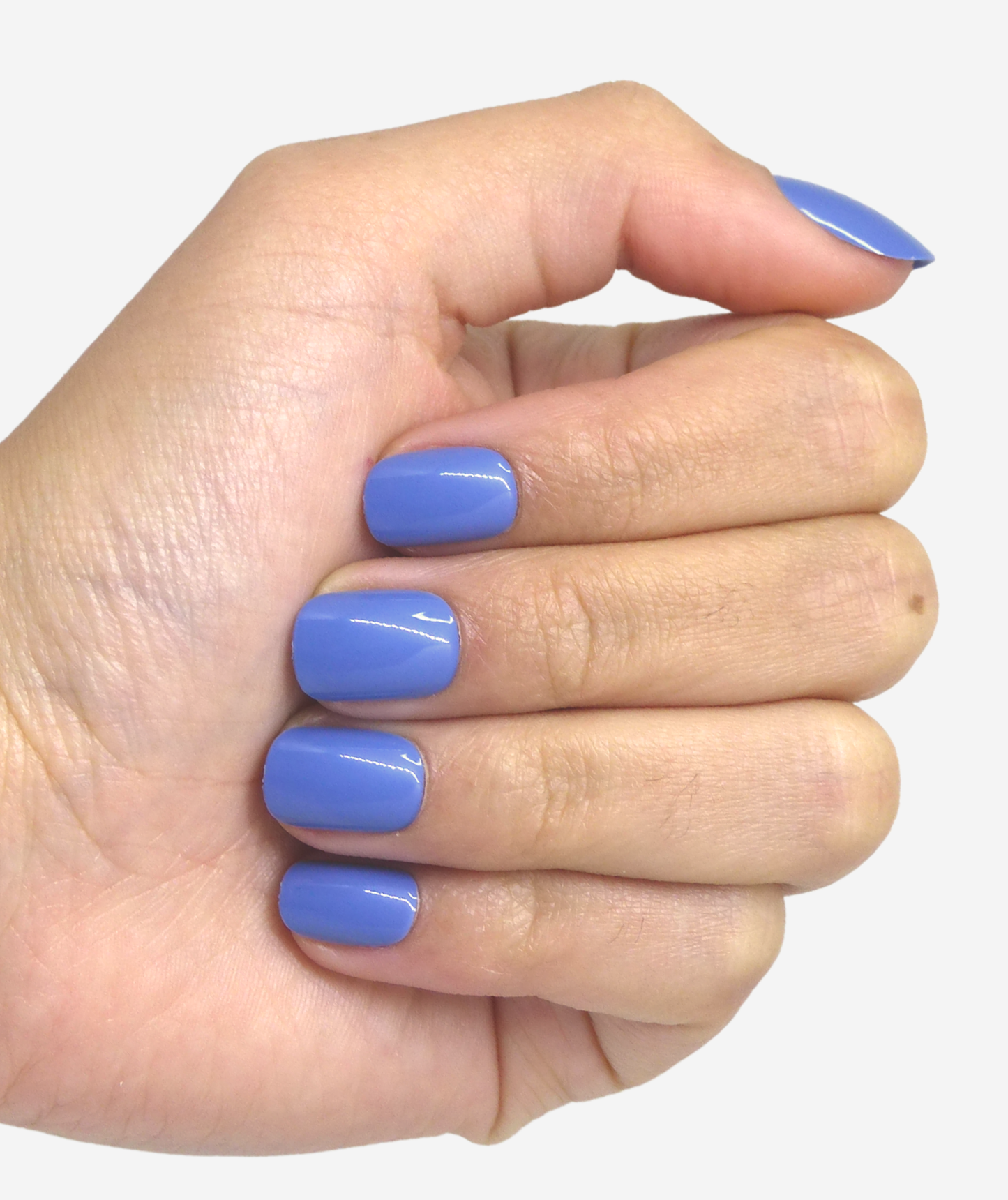 Main portant faux ongles courts bleu clair brillants visibles sur poing fermé