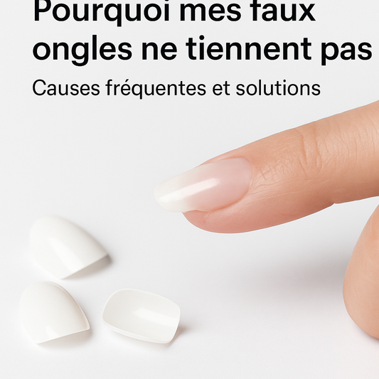 Faux ongle blanc qui se décolle d’un doigt, posé sur fond blanc avec capsules à côté, illustrant un problème courant de tenue des faux ongles. L'image contient le texte "Pourquoi mes faux ongles ne tiennent pas, causes fréquentes et solutions".