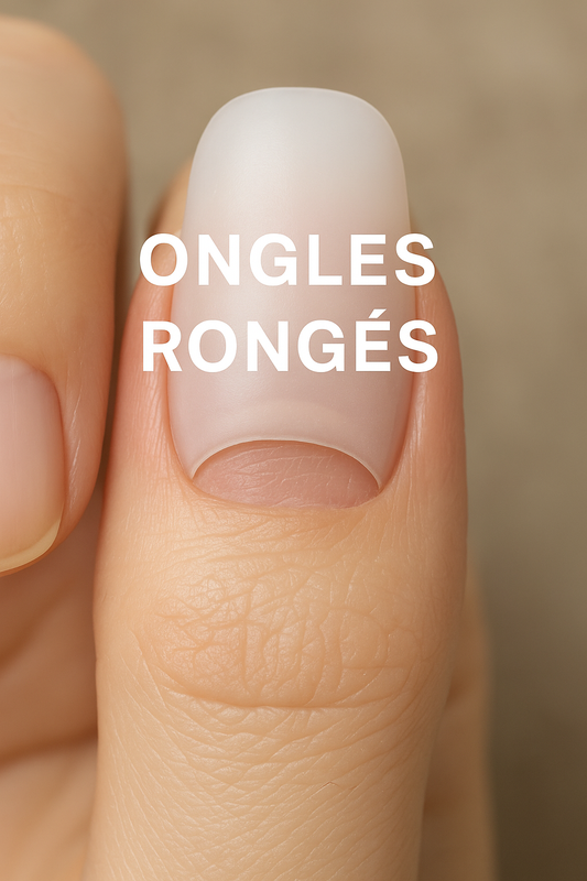 Application d’un faux ongle transparent sur un ongle rongé avec le texte “Ongles rongés” en surimpression.