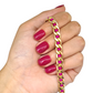 Main avec faux ongles fuchsia courts et arrondis, finition brillante, tous les ongles visibles
