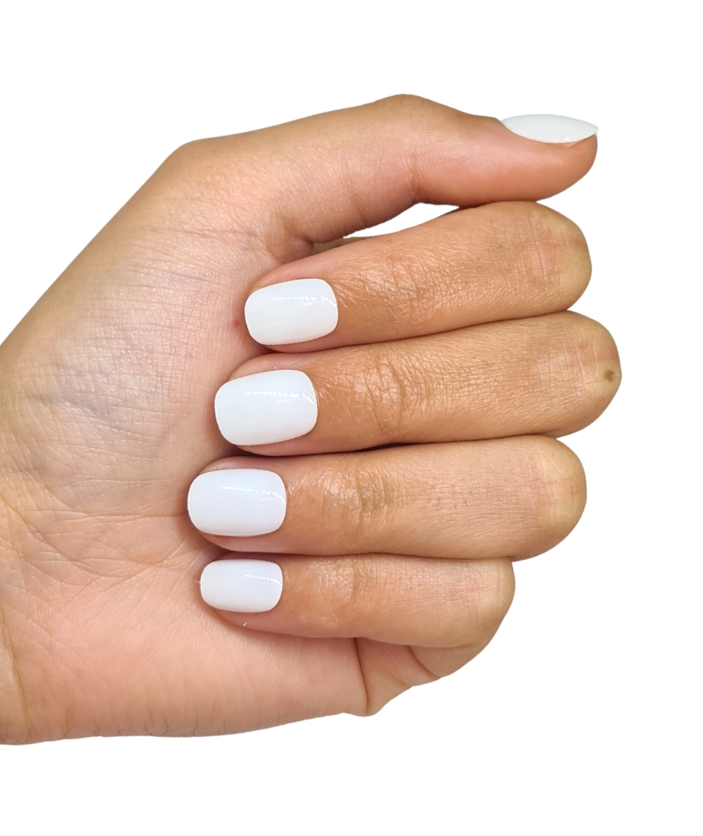Main fermée avec faux ongles blancs brillants, forme arrondie courte, 5 ongles visibles