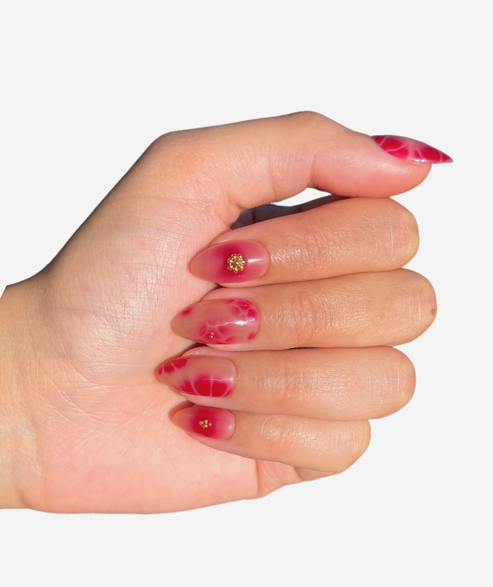 Main avec faux ongles roses et nail art rose fuchsia fait main – modèle été 2025 réutilisable, élégant et estival.