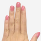 Main avec des faux ongles rose arrondi court