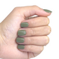 Main portant faux ongles courts vert kaki brillants, 5 doigts visibles