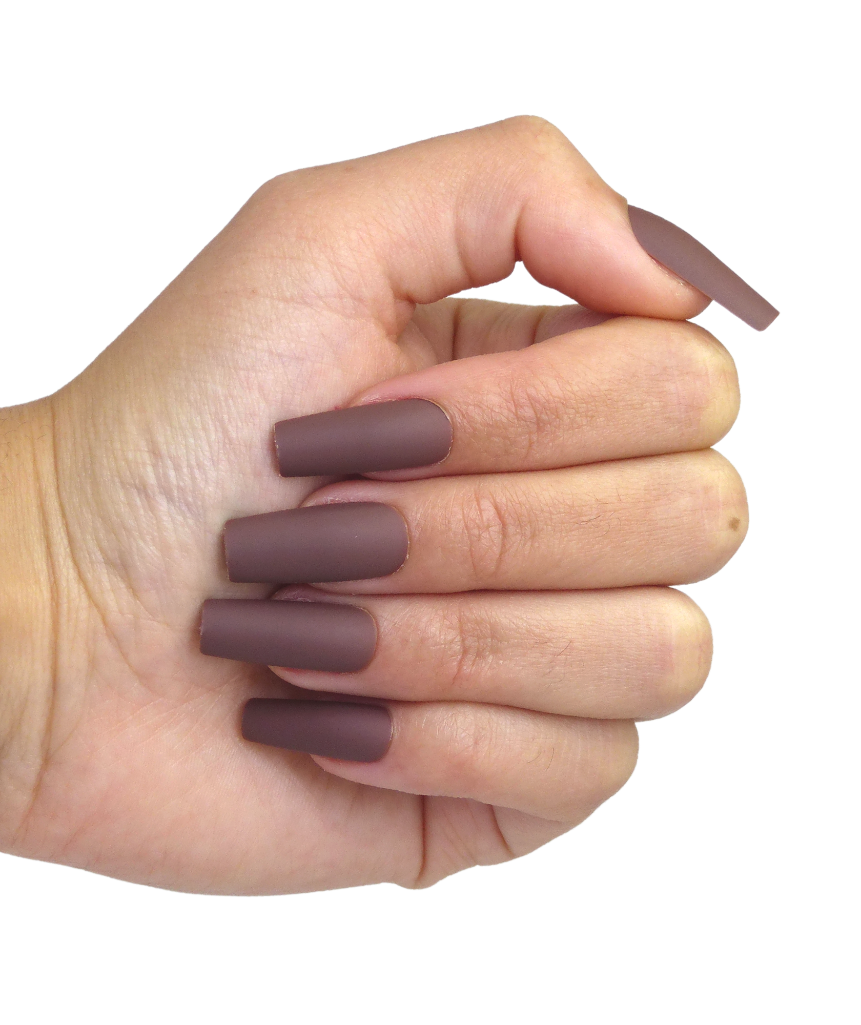 Main fermée avec faux ongles marron mats longs visibles