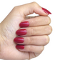 Main fermée avec faux ongles rouge moyen forme amande brillants