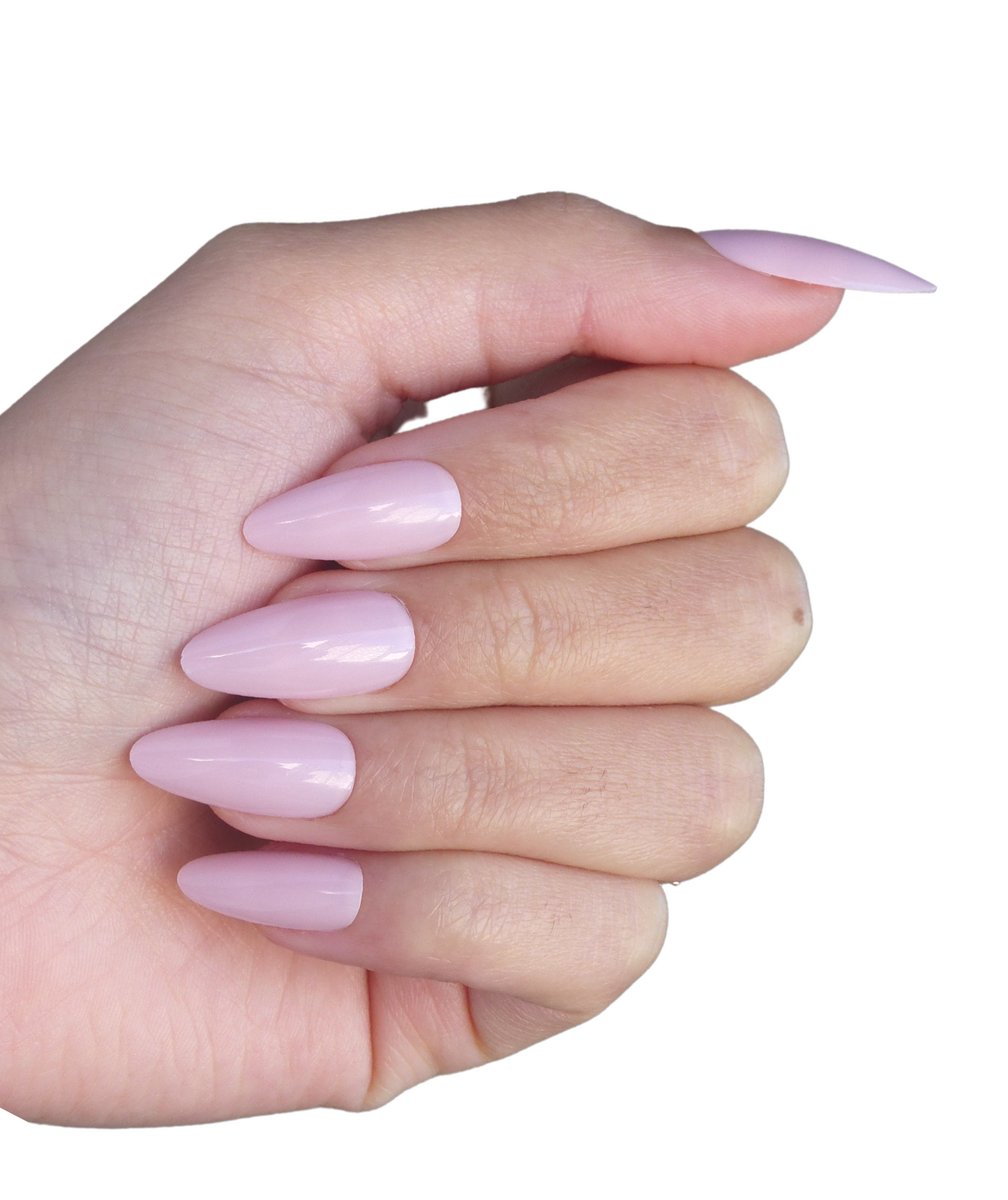 Main avec faux ongles rouges longs forme amande, finition brillante